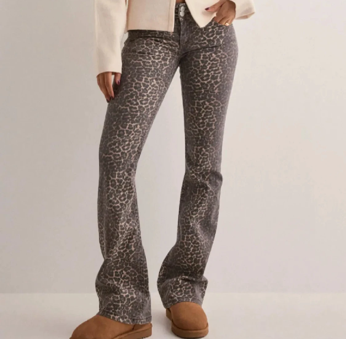 Leopardmönstrade bootcut jeans