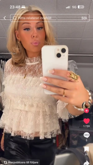 Vit spetsblus med volanger - Söker denna topp från bubbelroom ❤️😍