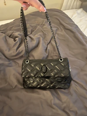Kurt Geiger väska  - Säljer en liknande Kurt Geiger väska som inte kommer till användning lite små defekter men fungerar ändå 