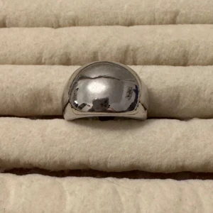 Silverfärgad ring  - ‼️Alla som köper minst två ringar får en slumpmässig vald ring på köpet.‼️