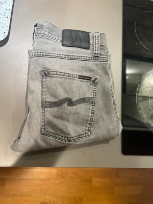 Nudie Jeans - Snygga grå jeans från Nudie Jeans i modellen Lean Dean, jeansen har inga defekter. Skriv om ni undrar över något!