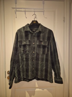 Grön svart overshirt  - Snygg  overshirt från Only & Sons i svart och grönt. Den är i storlek XL och i väldigt fint skick. Nästan aldrig använd