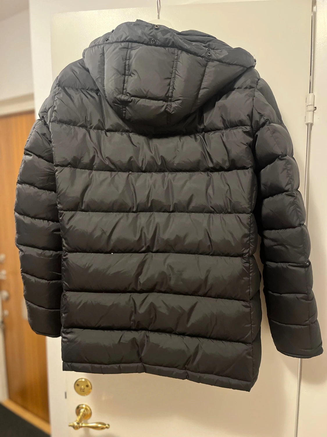 Svart Moncler dunjacka med huva - 1