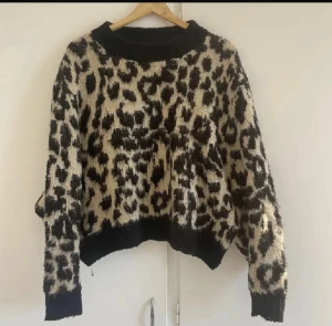 Leopard tröja  - Super gosig leopard tröja, är i jätte bra skicka och är perfekt nu inför vintern!! Passar S/M/L