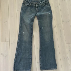American eagle jeans - Säljer dessa american eagle jeansen som är begagnade men ingen skada❤️ ni ser måtten på sista bilden❤️som är väldigt låg midjade och bootcut❤️ säljer då dom inte passar