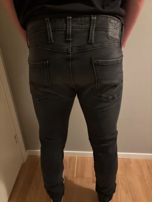 Replay anbass jeans  - Detta är ett par replay anbass jeans. Dem är i väldigt bra skick och inga skador. Ett par svara snygga jeans som är faded dem är i storlek 31 i slim fit. Nypris ca 1800 säljer dem för 200 eftersom dem är i helt nytt skick