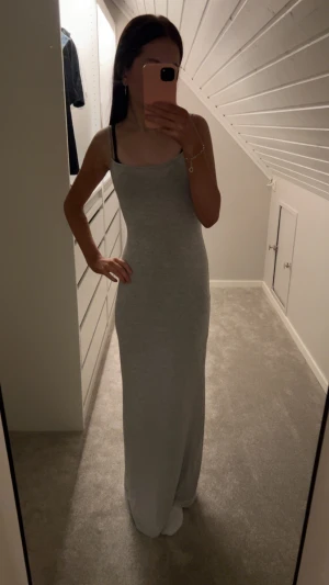 Grå superfin klänning - Grå lång klänning från Gina Tricot i storlek xxs, helt ny🥰