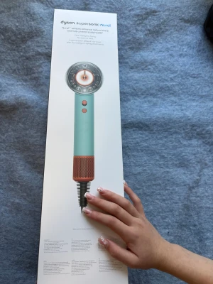 Dyson Supersonic Nural hårfön mint - Säljer en Dyson Supersonic Nural hårfön i snygg mintgrön färg med orange detaljer. Kommer med flera svarta stylingmunstycken i originalförpackning. Modern design och avancerad teknik för snabb och skonsam hårtorkning. Perfekt för dig som vill ha det senaste inom hårvård. Jag har en hemma som är oöppnad , så vid köp får du den. Då det är en present har jag inte kvitto. Fått i present av släkten i Tyskland. 