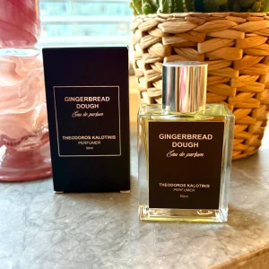 Gingerbread Dough Eau de Parfum - Upptäck Gingerbread Dough Eau de Parfum från Theodoros Kalotinis. Flaskan innehåller 50ml och har en stilren design. Perfekt för dig som vill sticka ut med något unikt och trendigt. Riktig juldoft🫶🏼 ny
