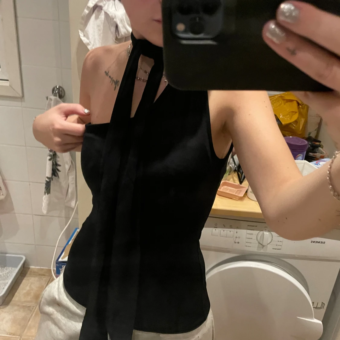 Svart ärmlös topp med scarf-detalj - 1