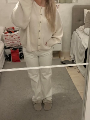 Vita mid waist jeans - Säljer ett par vita jeans! Byxorna har klassiska fickor både fram och bak samt bälteshällor. Perfekt för dig som gillar en clean och fräsch look. Materialet är stadigt och passar till många olika stilar. 