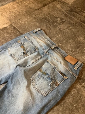 Sjuka Nudie Jeans - Tja! säljer mina riktigt sköna nudies i 33/32 men sitter lite mer som 32/32👏lagningar och slitage utöver, skriv ifall ni har frågor🫡