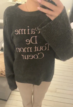 Fin tröja från Gina  - Grå stickad tröja med rosa text på, passar mig som har xs/s. Superskönt!💞 Perfekt skick köpt nyligen . I storlek 158/164