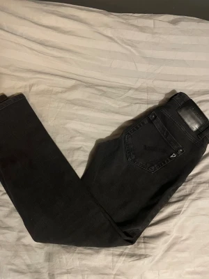 Svarta Dondup jeans - Snygga svarta Dondup jeans som är storlek w28 L32 Det är modellen monroe och det är slim fit Skriv om ni har frågor eller funderingar ☺️