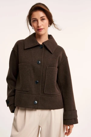 Brun ulljacka med stora fickor - Snygg brun jacka i ull med stora framfickor och bred krage. Jackan har knappar framtill och på ärmsluten, samt en boxig, lite loose passform. Perfekt för dig som gillar stilren och enkel design med en modern twist.