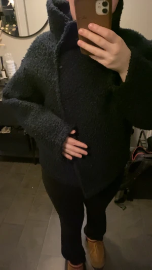 Mörkblå teddyjacka från Gina Tricot - Säljer en fluffig och mysig mörkblå teddyjacka från Gina Tricot i storlek S.  Jackan är väldigt bra skick men kommer tyvärr inte längre till användning.  