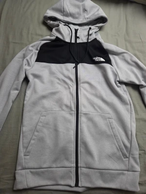 Kofta från The north face - Helt nya kofta från The north face väldigt skönt material på insidan så koftan är väldigt bekväm att ha på sig. Storlek S men kan även passa M. Testat 1 gång hemma men den va lite för stor så därför säljer jag den.