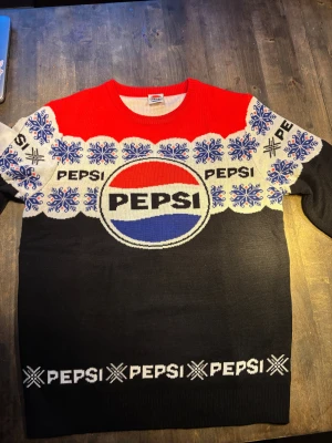 Exklusiv Pepsi jultröja  -  stickad jultröja från pepsi Helt ny. Aldrig använd. Tröjan säljs inte utan var del av en limiterad tävling från pepsi. 