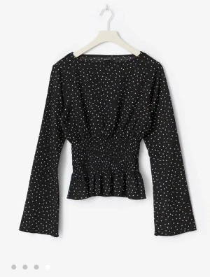 Topp från Gina tricot - Superfin topp från Gina tricot. Inga defekter, säljer då den inte kommit till användning💓