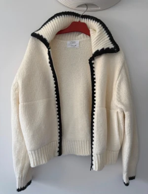 Stickad kofta från zara - Suuuper snygg och populär kofta från Zara , super gosig och varm och aldrig kommit till användning därav är den i nyskick ☺️ 