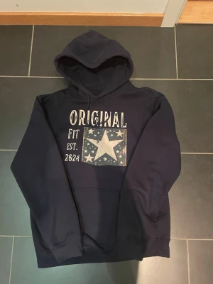 Scandi hoodie  - Säljer en snygg hoodie med tryck från scandi.store. Väldigt bra skick, Inga defekter. Färg: marinblå, Storlek M. Vid fler frågor är de bara att skriva. 😊