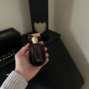 Hugo Boss Elixir  - Min mest komplimangerade parfym någonsin. Det har inte gått en dag utan en kommentar på min doft när jag burit den. Vill du lukta unikt och förförande? 30ml kvar av 50. Kontakta mig. Mvh SecondTreasures 🌬️