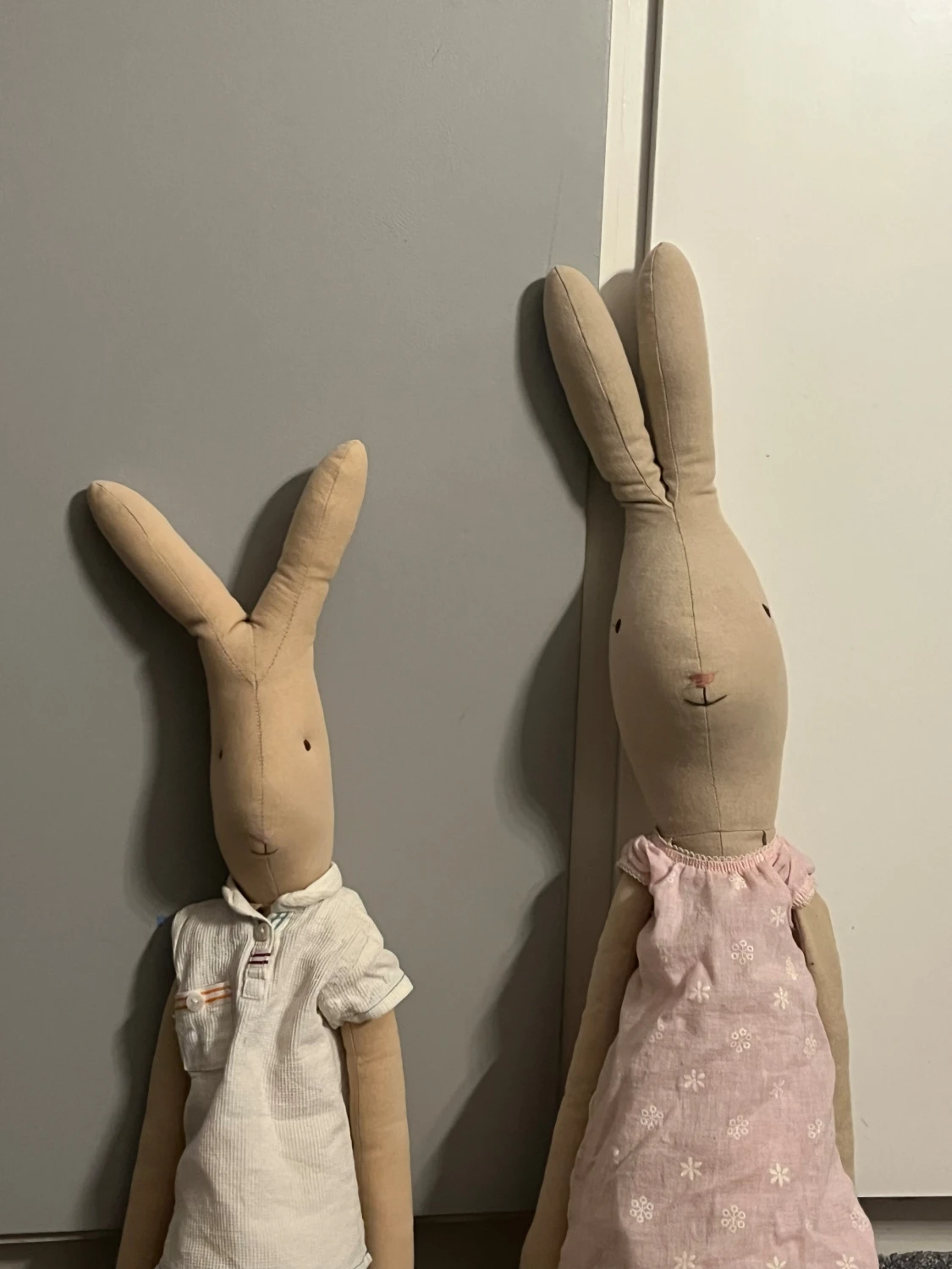 Två stycken kaniner till prydnad med kläder till  - 1