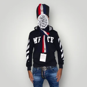 Moncler Mössa&halsduk set  - Helt ny. Fin replika med hög kvalitet. Mössa&halsduk ingår. One size. Pris: 799kr. Först till kvarn. Skickas inom 24h