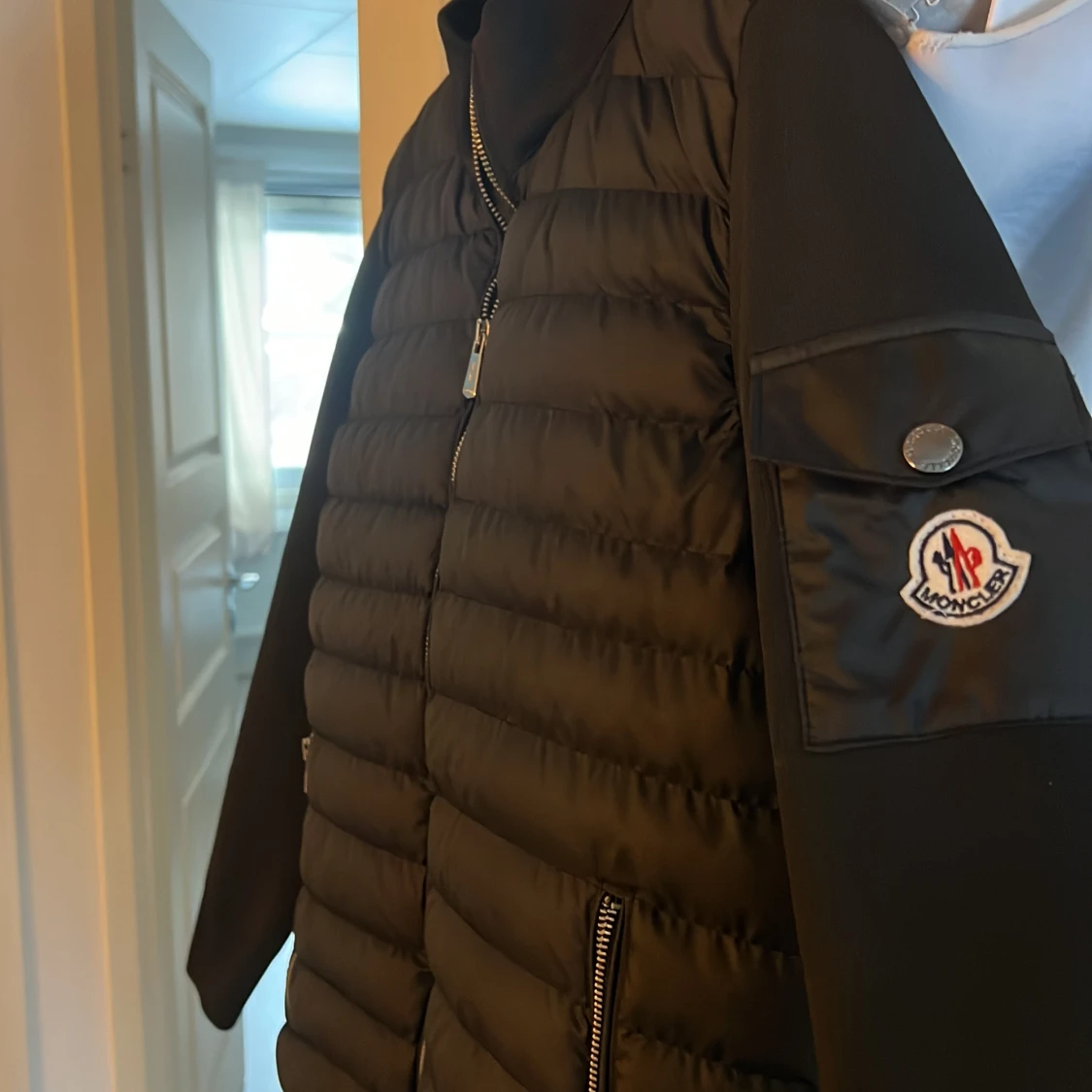 Svart dunjacka från Moncler.