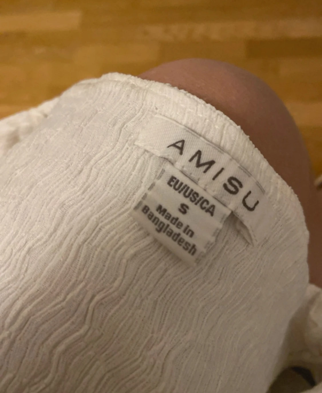 Vit topp med volangärm från Amisu - 2