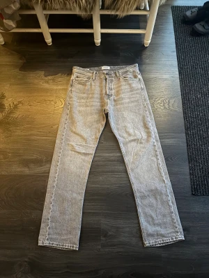 Grå jeans Relaxed/Chris i storlek 31/32 - Använda 3 gånger! Snygga grå jeans från Relaxed/Chris i storlek 31/32. Modellen har klassisk femficksdesign, rak passform och normal midja. Jeansen är tillverkade i slitstarkt denim och har en avslappnad vibe som passar perfekt till sneakers eller boots. 