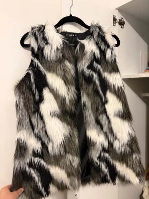Svartvit pälsväst från SHEIN - Säljer en fluffig och cool pälsväst från SHEIN i storlek S. Västen har ett mönster som påminner om zebra. Aldrig använd då den är förstor