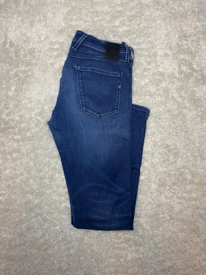 Mörkblå Replay Anbass jeans - Skick 9/10, Inga defekter. |Storlek W30 L32| Modell Anbass vilket är slimfit| Gåva ingår vid köp!