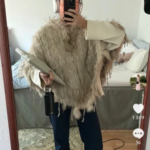 Poncho i päls  - Så fin och varm. Riktig päls 