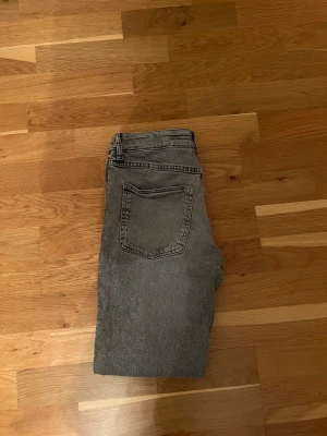 Grå tapered jeans från H&M - Snygga grå jeans från H&M med riktigt bra skick!!!!
