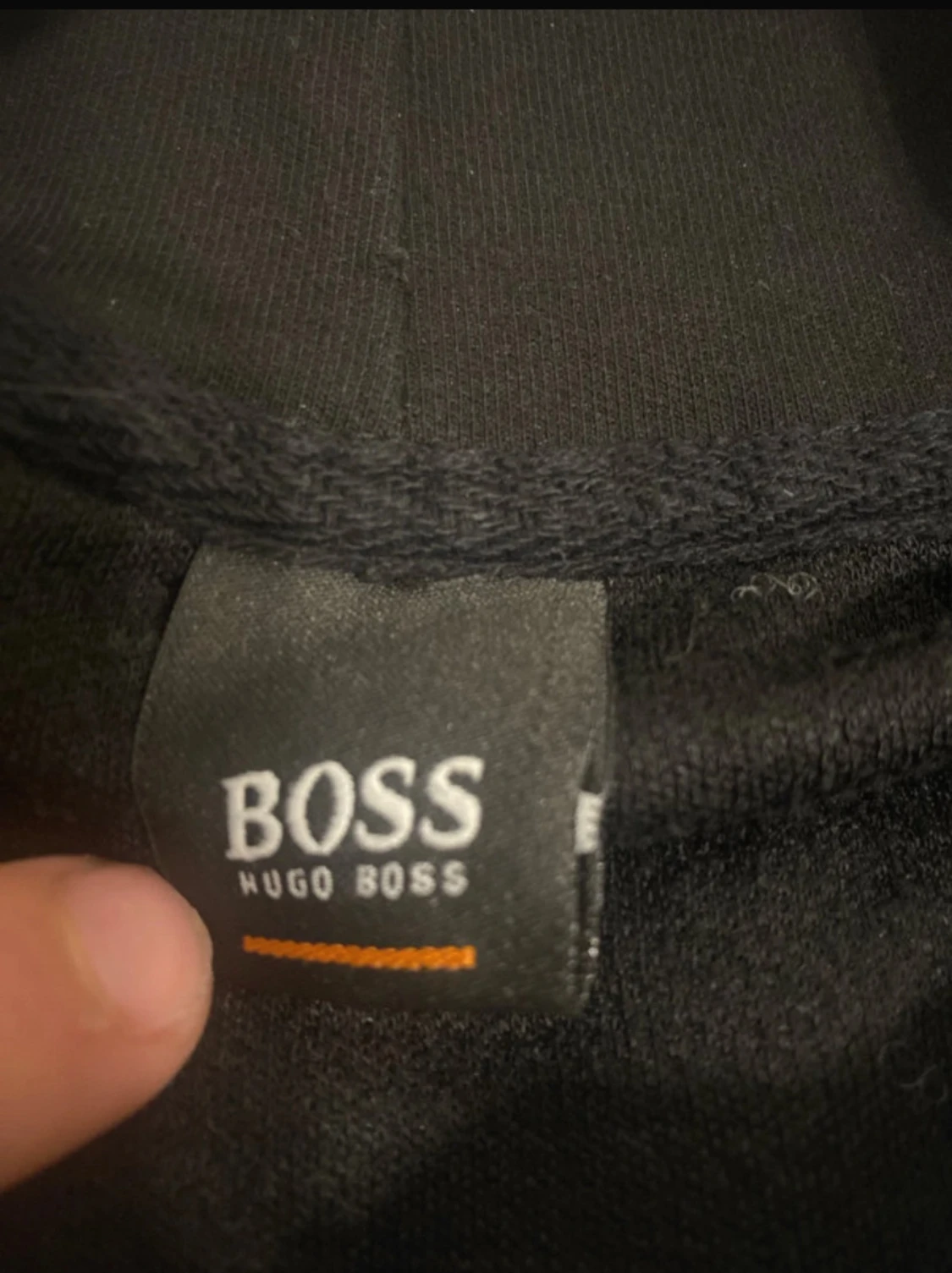 Svart hoodie från Hugo Boss med gul dragkedja - 1