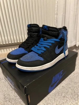 jordan 1 - nästan aldrig använd. köpte från footlocker. storlek 42. färg blå och svart.