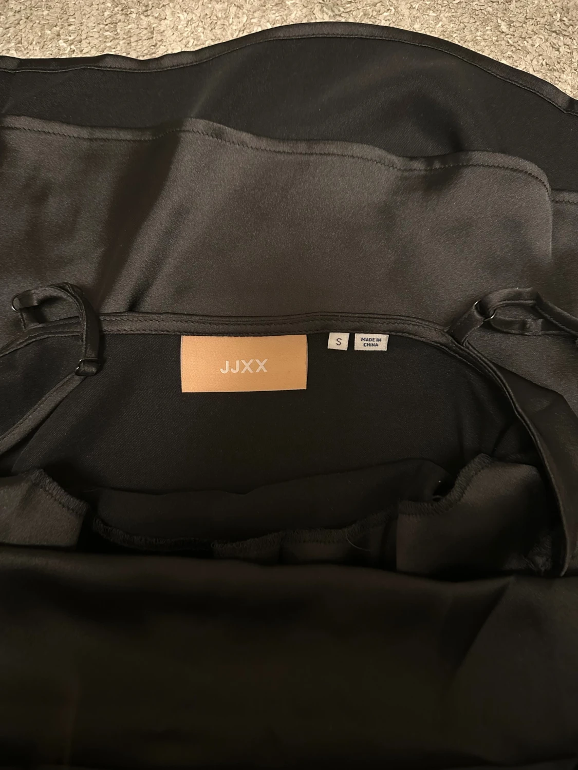 Svart satin klänning JJXX S - 2