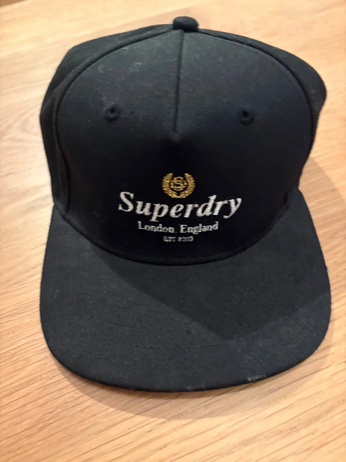 Svart Superdry keps med broderi