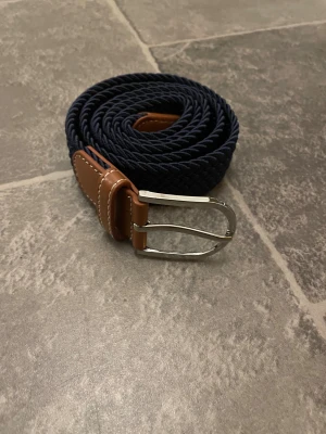 Flätat bälte mörkblått - •10/10 skick - helt nytt✅ •Storlek ONE SIZE📏 •Inkluderat - bälte👖 •Fraktar inom 24h📦