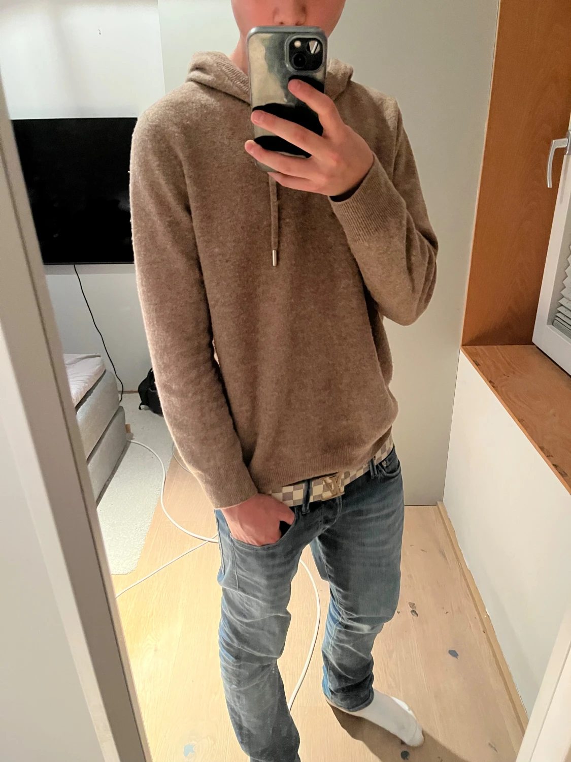 Beigest bälte med Guldigt märke. - 3