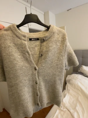 Stickat t-shirt med knappar  - Säljer denna jättefina tröjan från Gina knappast andvänd 