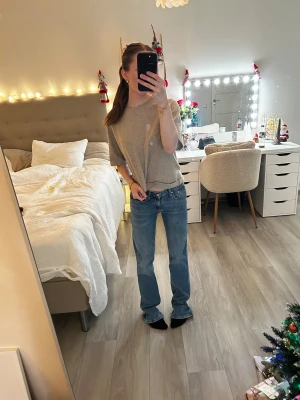 Blå low straight jeans från nelly - Snygga blå jeans från Nelly i rak modell med låg midja. Klassisk femficksdesign och diskreta slitningar. Tillverkade i 98% bomull och 1% elastan för en skön passform. Perfekta till sneakers eller boots för en chill look.