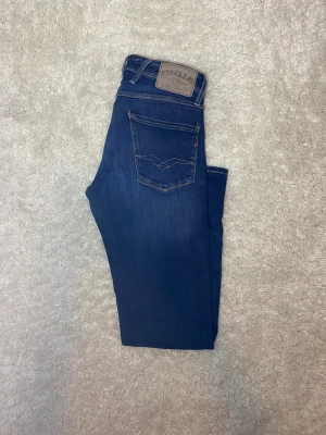 Mörkblå Replay Anbass jeans - Skick 9/10, inga defekter. |Storlek W29 L32| Modell Anbass vilket är slimfit| Gåva ingår vid köp!