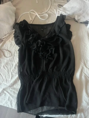 Söt blus  - Säljer denna otroligt fina blusen då den tyvärr inte kommer till användning, i super fint skick!❣️ Storlek xs/34