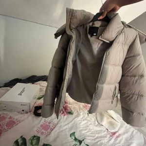 Beige fluf jacka  - En varm vinter jacka som är perfekt längd och färg 