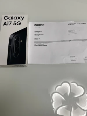Samsung Galaxy A17 5G 128GB - Helt ny Samsung Galaxy A17 5G, svart, med 128GB lagring och 4GB RAM. Oöppnad originalförpackning, kvitto och garanti från Comviq medföljer. Perfekt skick, ingen synlig skada eller slitage. Modern 5G-telefon med kraftfull kamera och lång batteritid.