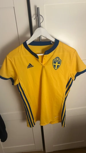 Sverige matchtröja  - Sverige match tröja. Lappen finns även kvar. Aldrig använd!