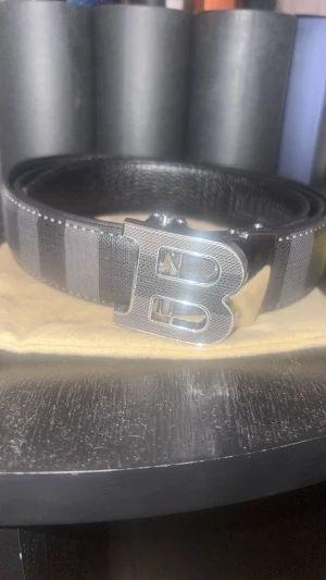 Burberry bälte - Snyggt byrberry bälte, passar till mycket för den har en snygg svart färg med burberrys mönster på. Sitter bra och bekvämt. Hör av vid intresse!