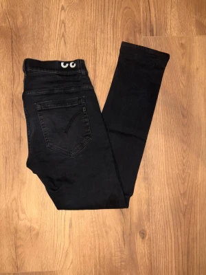 Svarta skinny jeans från George - Svarta jeans från George i skinny fit-modell. Snygg, smal passform med klassiska fem fickor och diskreta sömmar. Jeansen är tillverkade i stretchigt denimtyg som sitter tajt längs benen och har en modern look.